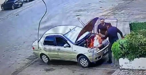 Alev alan otomobili &uuml;fleyerek s&ouml;nd&uuml;rmeye &ccedil;alıştı: O anlar kamerada
