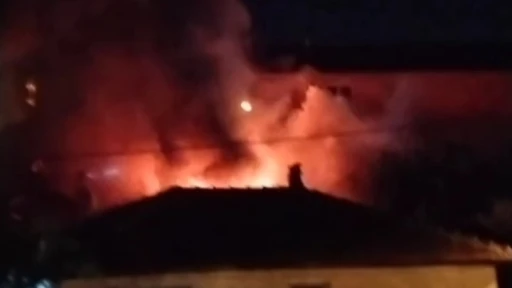 Alev alev yanan ev küle döndü, mahalleli seferber oldu
