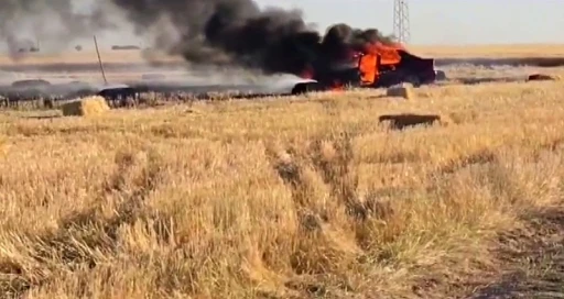 Alev alev yanan otomobil tarlayı da yaktı
