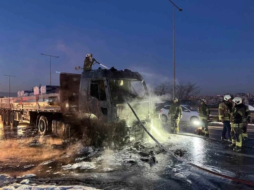 Alev topuna d&ouml;nen tırdan geriye demir yığını kaldı
