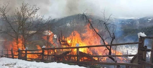 Alevlere teslim olan 3 katlı ahşap ev küle döndü
