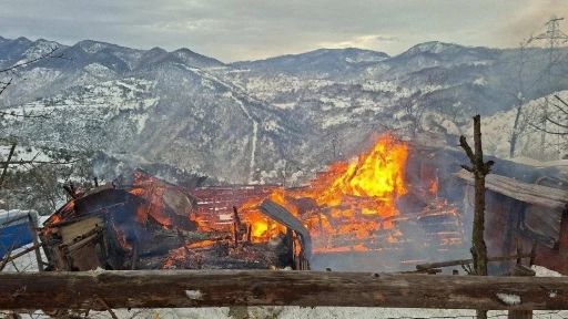 Alevlere teslim olan ahşap ev tamamen yandı
