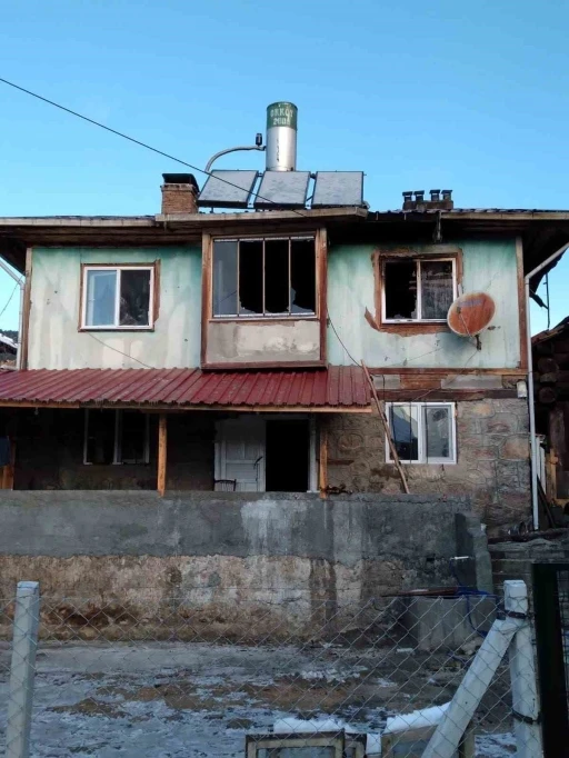 Alevlere teslim olan ev kullanılmaz hale geldi
