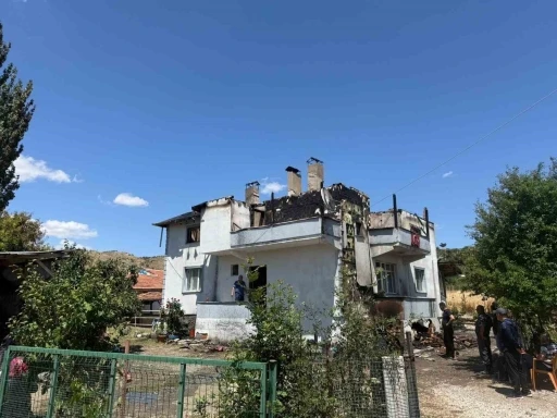 Alevlere teslim olan ev kullanılmaz hale geldi
