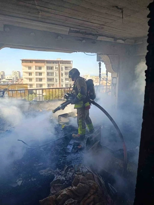 Alevlere teslim olan evinden &ccedil;ıkmak isteyen şahıs yaralandı
