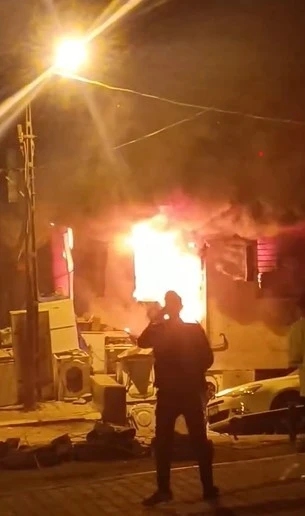 Alevlere teslim olan iş yeri kullanılamaz hale geldi
