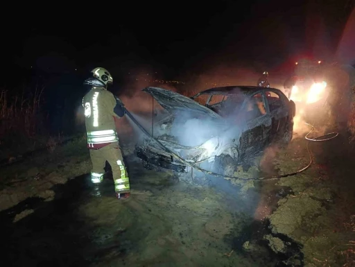 Alevlere teslim olan otomobil kullanılmaz hale geldi
