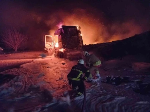 Alevlere teslim olan tır yanarak kullanılamaz hale geldi
