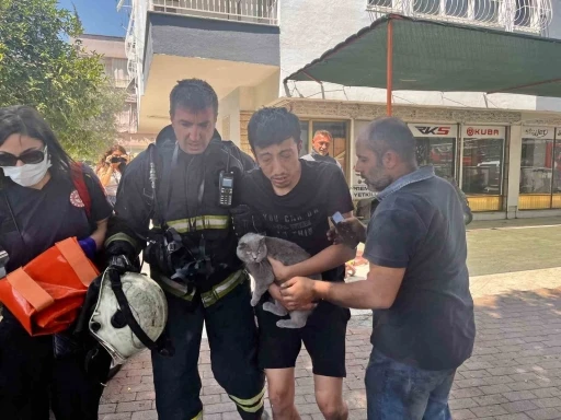 Alevlerin sardığı evde balkona sığındı kedisini elinden bırakmadı
