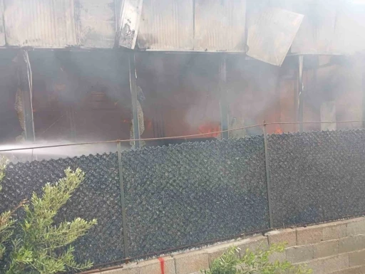 Alevlerin yükseldiği kafe kullanılmaz hale geldi
