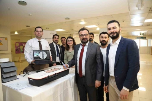 Algoloji uzmanları İzmir&rsquo;de buluştu; ağrı pili uygulamasını akıllı g&ouml;zl&uuml;kle anlık olarak izledi
