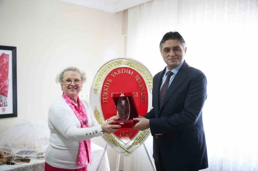 Aliağa Belediye Başkanı Serkan Acar&rsquo;a desteklerinden dolayı plaket
