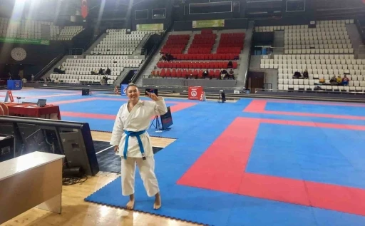 Aliağa Belediyesi Karate Antren&ouml;r&uuml; Nezahat Ayhan T&uuml;rkiye şampiyonu oldu
