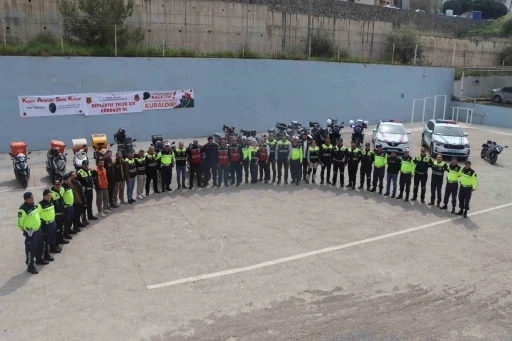 Aliağa&rsquo;da motosiklet s&uuml;r&uuml;c&uuml;lerine jandarmadan &lsquo;G&uuml;venli S&uuml;r&uuml;ş&rsquo; eğitimi
