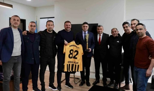 Aliağa Masterler, şampiyonluk kupasını Başkan Acar&rsquo;a g&ouml;t&uuml;rd&uuml;
