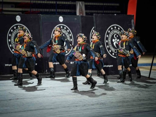 Aliağa&rsquo;nın miniklerinden halk oyunlarında Ege b&ouml;lge birinciliği
