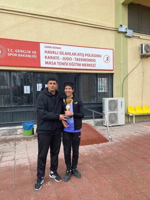 Aliağa&rsquo;nın &ouml;zel sporcularından &ccedil;ifte şampiyonluk
