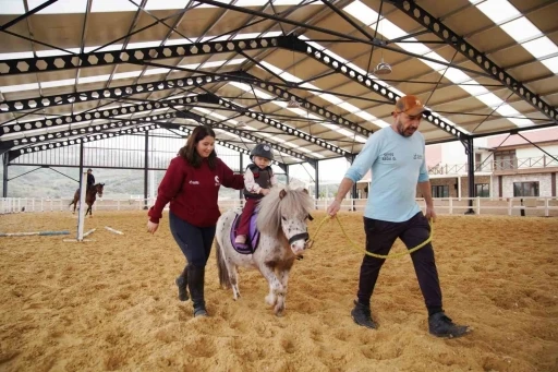 Aliapark Atla Terapi ve Hipoterapi Merkezi yeni y&uuml;z&uuml;yle hizmete a&ccedil;ıldı
