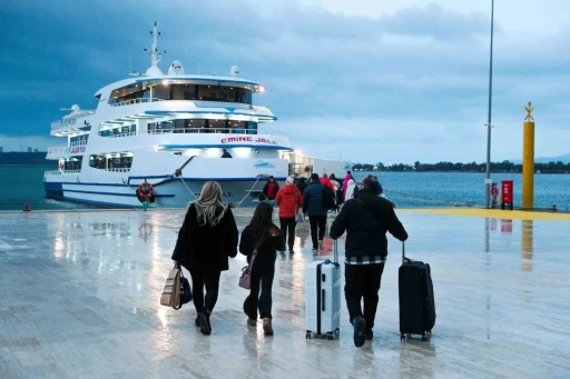 Aliaport Deniz Yolcu İskelesi&rsquo;nde ilk sefer yapıldı
