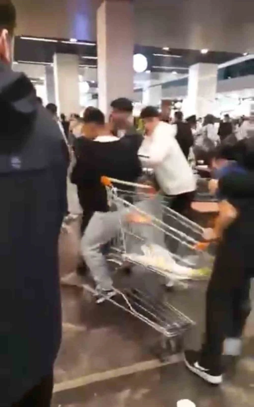 Alışveriş Merkezi’nde müşterilerle çalışanlar arasında kavga çıktı, ortalık karıştı
