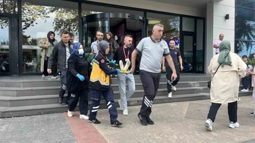 Alışveriş merkezinin merdiveninden düşen yaşlı kadın yaralandı
