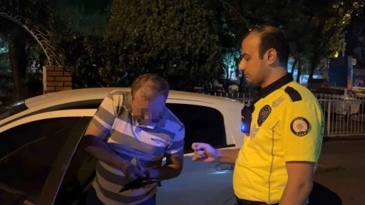 Alkol denetimini g&ouml;r&uuml;nce aracı park etti, "Sigara almaya geldim" dedi
