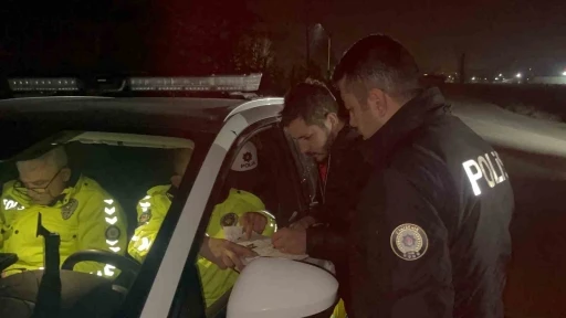 Alkolden 2 kez ehliyetini kaptıran s&uuml;r&uuml;c&uuml; kazada 3&rsquo;&uuml;nc&uuml; kez yakalandı
