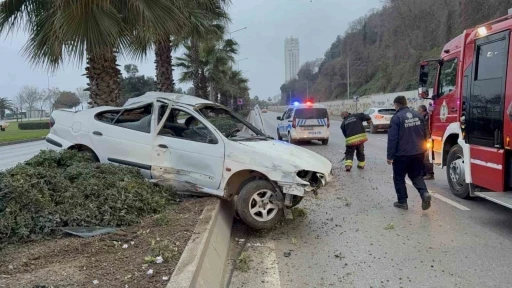 Alkolden işlem yapılan s&uuml;r&uuml;c&uuml; yeniden direksiyona ge&ccedil;ip kaza yaptı: 4 yaralı
