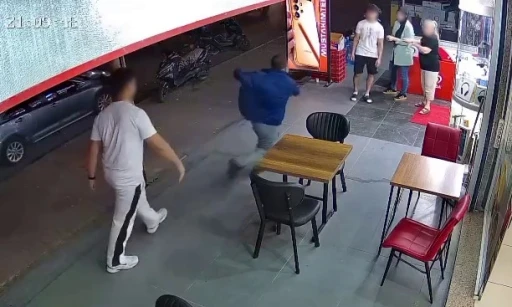 Alkolik adam esnafın korkusu oldu: Bir kadına bı&ccedil;akla saldırdı, ayağı kayıp yere d&uuml;şt&uuml;
