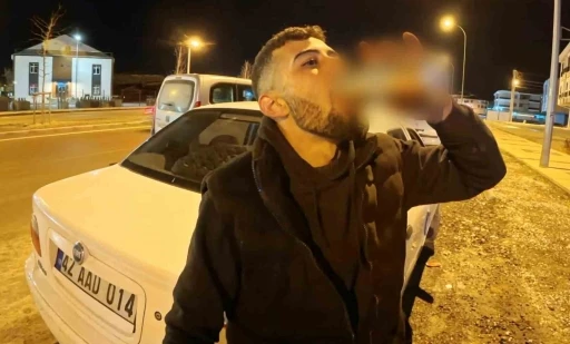 Alkoll&uuml; ara&ccedil; kullanırken yakalandı, ehliyetine el konulunca ara&ccedil; başında i&ccedil;meyi s&uuml;rd&uuml;rd&uuml;
