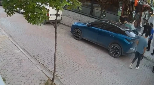 Alkollü gittiği kafede kendisini uyaran çalışanlara tekme ve yumruklarla saldırdı
