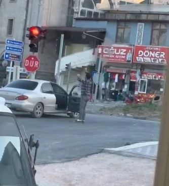 Alkollü şahıs aracından indi, trafikte dans etti: O anlar kamerada
