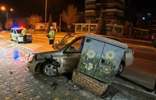 Alkoll&uuml; şekilde direksiyon başına ge&ccedil;en gen&ccedil; kaza yaptı: "İlk defa i&ccedil;tim, onda da kaza yaptım"
