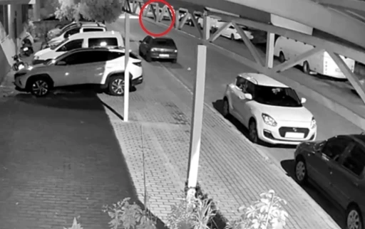Alkoll&uuml; stajyer s&uuml;r&uuml;c&uuml; park halindeki ara&ccedil;lara &ccedil;arptı, o anlar g&uuml;venlik kamerasına yansıdı

