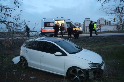 Alkoll&uuml; s&uuml;r&uuml; kaza yaptı, yakınları gazetecileri tehdit etti
