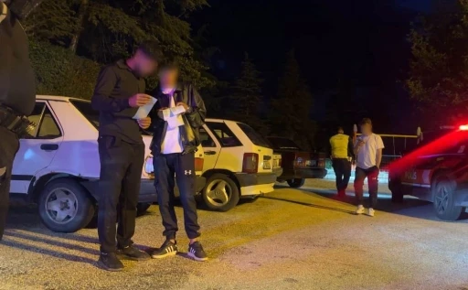 Alkoll&uuml; s&uuml;r&uuml;c&uuml; &rsquo;dur&rsquo; ihtarına uymayarak ka&ccedil;tı, yakalanınca da cezaları hesaplama derdine d&uuml;şt&uuml;
