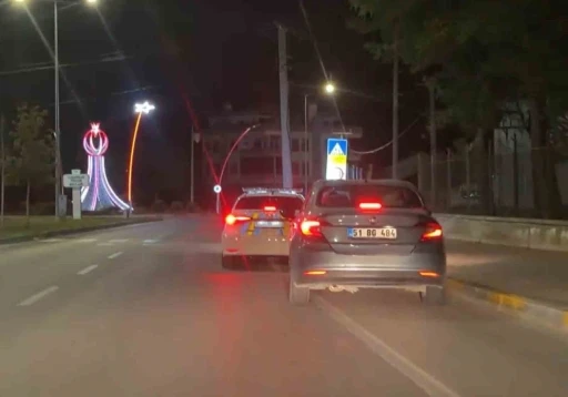 Alkoll&uuml; s&uuml;r&uuml;c&uuml; ile polisin nefes kesen kovalamacası kamerada
