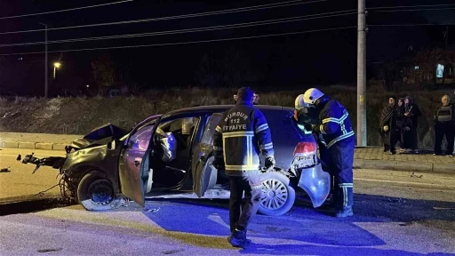 Alkoll&uuml; s&uuml;r&uuml;c&uuml; ortalığı savaş alanına &ccedil;evirdi: 2 yaralı
