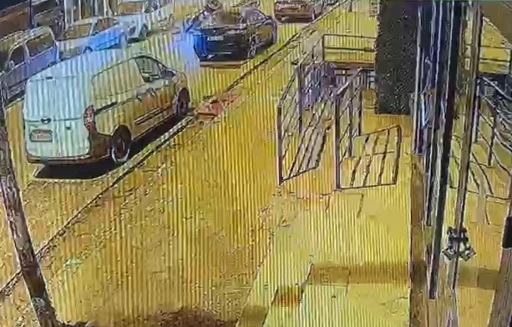 Alkoll&uuml; s&uuml;r&uuml;c&uuml;, park halindeki araca &ccedil;arparak takla attı; o anlar kamerada
