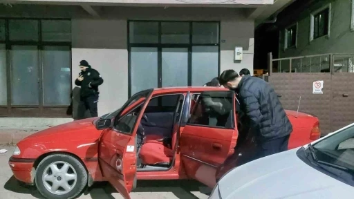 Alkollü sürücü polis uygulamasını görünce otomobili kaldırıma çekti: Üzerinden ve araçtan uyuşturucu çıktı
