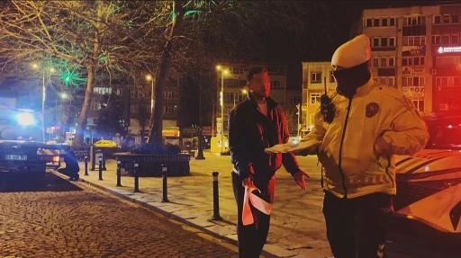 Alkoll&uuml; s&uuml;r&uuml;c&uuml; polise dakikalarca dil d&ouml;kt&uuml;: "Ben polis olacak adamım, boyum da uzun"
