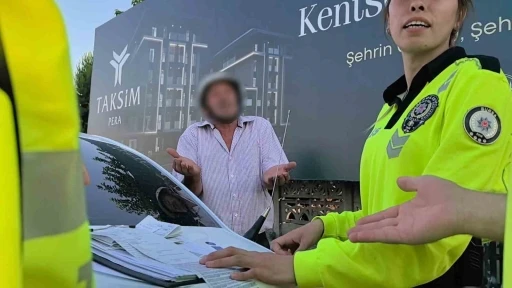 Alkollü sürücü polise yakalandı: &quot;Sanki cinayet mi işledik 5 tane kağıt imzalattın&quot;
