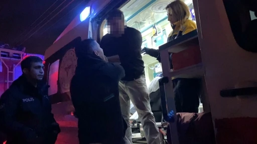 Alkoll&uuml; s&uuml;r&uuml;c&uuml; polislerden polis istedi: "Emniyeti arayın buraya polis ekipleri gelsin"
