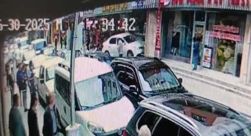 Alkollü sürücü şehri birbirine kattı, 2 çocuk otomobilin altında kalmaktan son anda kurtuldu
