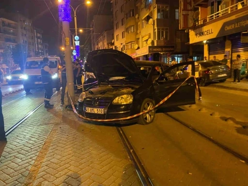 Alkollü sürücü tramvay yoluna daldı: 2 yaralı
