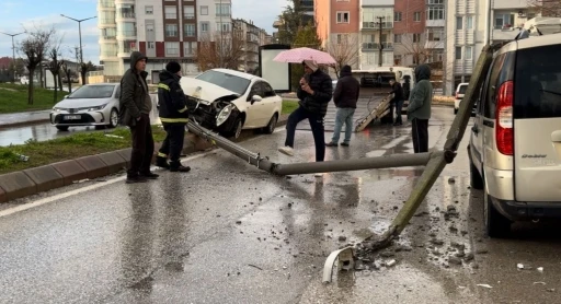 Alkoll&uuml; s&uuml;r&uuml;c&uuml;n&uuml;n &ccedil;arptığı direk başka bir aracın &uuml;zerine devrildi
