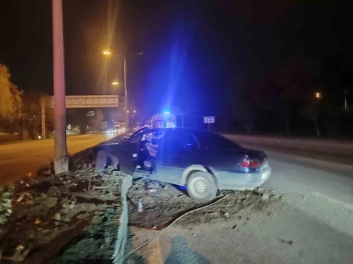 Alkollü sürücünün direksiyon hakimiyetini kaybettiği araç direğe çarparak durabildi
