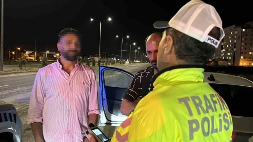 Alkoll&uuml; s&uuml;r&uuml;c&uuml;n&uuml;n ehliyetine el konulup, 25 bin lira ceza kesildi
