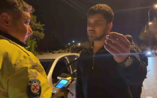 Alkoll&uuml; s&uuml;r&uuml;c&uuml;n&uuml;n ehliyetine el konulup 25 bin lira ceza kesildi
