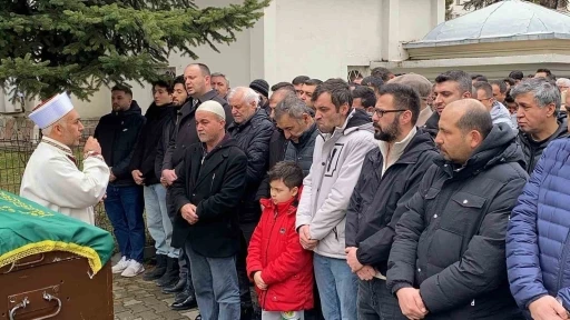 Alkoll&uuml; s&uuml;r&uuml;c&uuml;n&uuml;n hayattan kopardığı gen&ccedil; son yolculuğuna uğurlandı
